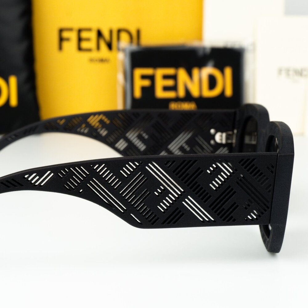 Fendi SHADOW Women Sunglasses Geometric Matte Black Grey FE40113I 02A BRAND NEW - Picture 5 of 12